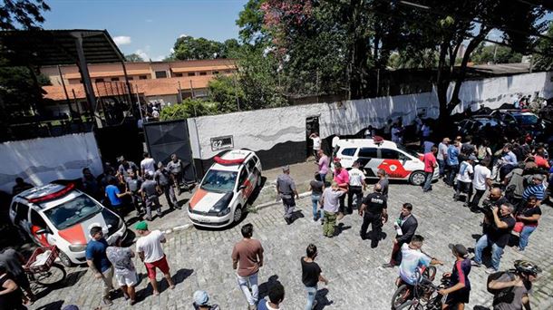 Tiroteo en escuela brasileña deja 10 muertos tras flexibilización de compra de armas
