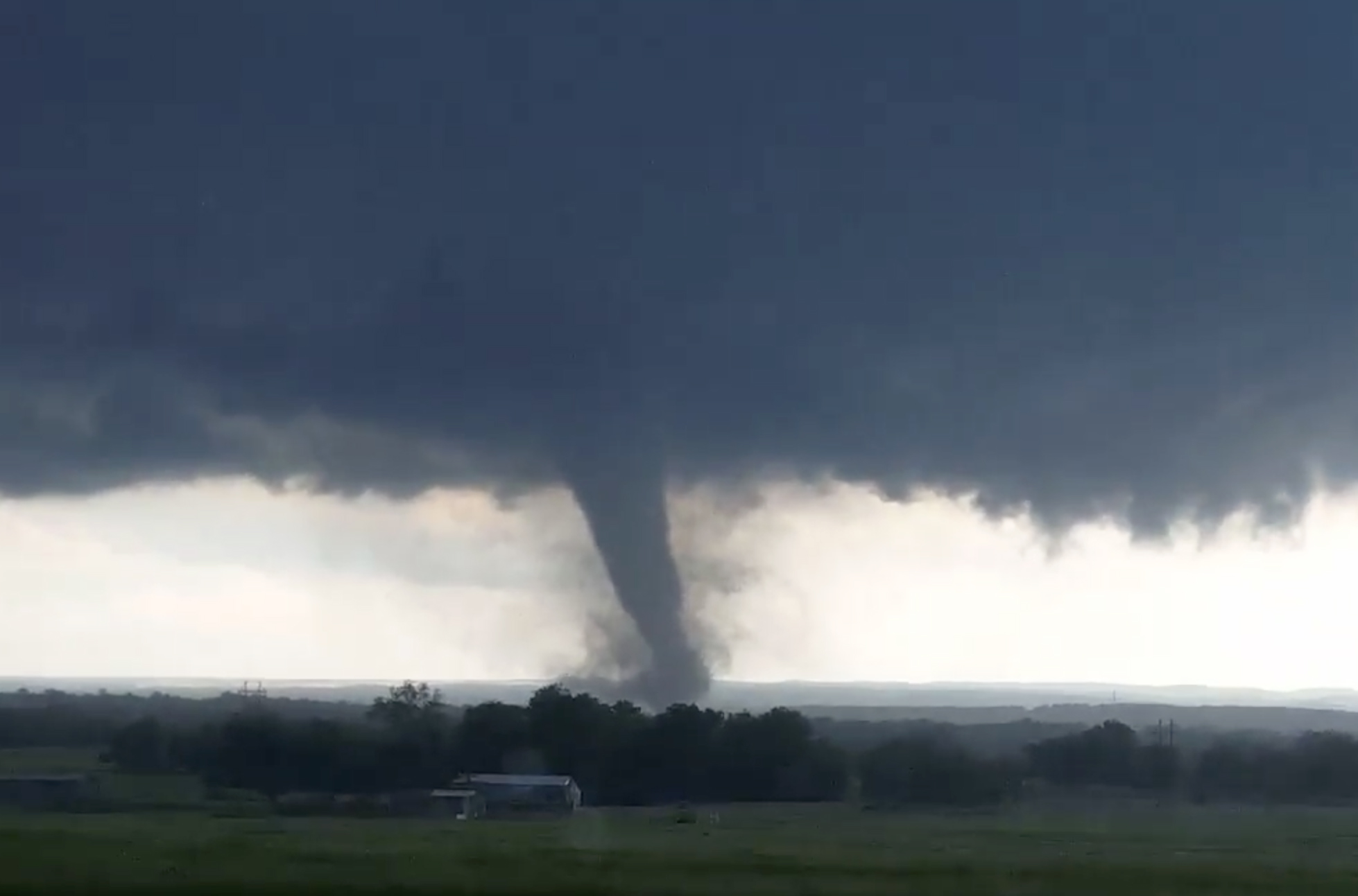 (Vídeo) Oleada de tornados dejó al menos 23 muertos en EE.UU.