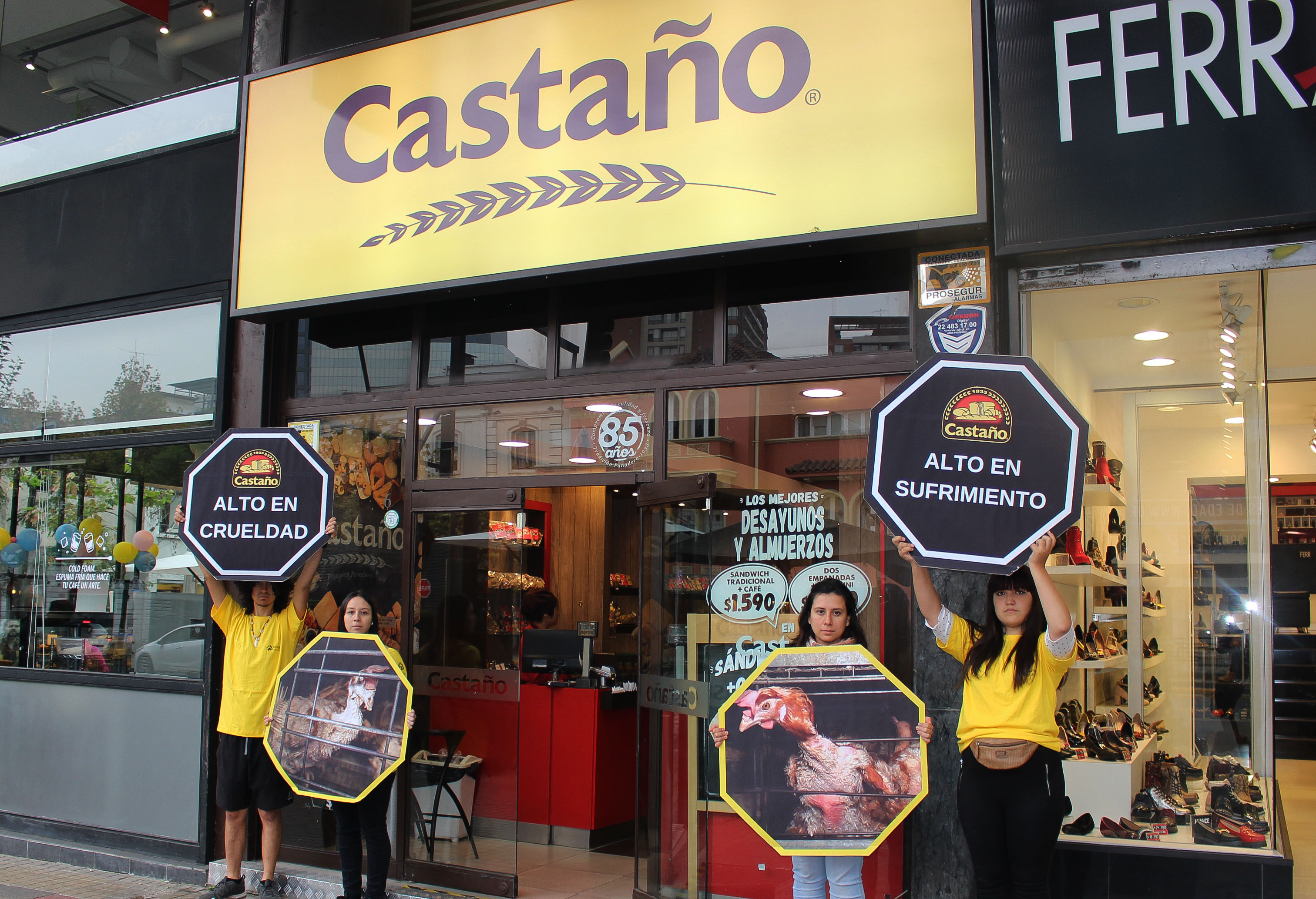 Activistas protestan contra crueldad animal en productos de conocida cadena de panaderías