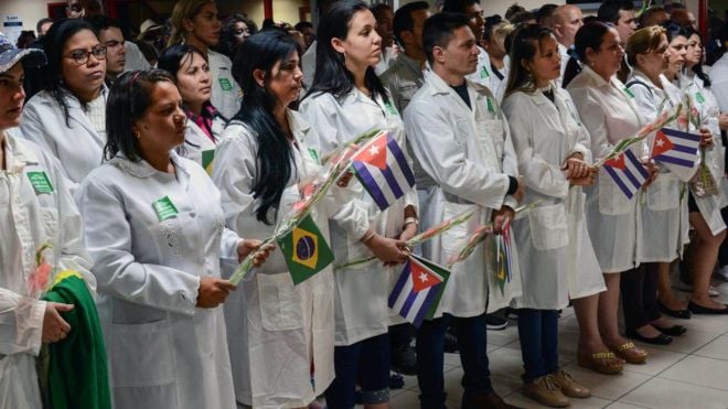 Renuncian más de 1.000 médicos brasileños que sustituyeron a cubanos