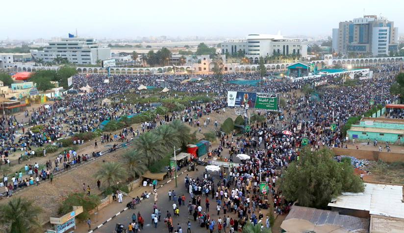 Protestas violentas y presión militar obligan al presidente de Sudán renunciar a su cargo