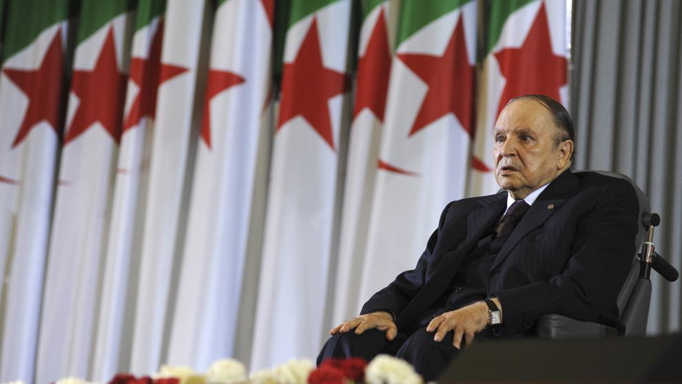 Presidente de Argelia renuncia a su cargo tras presiones populares