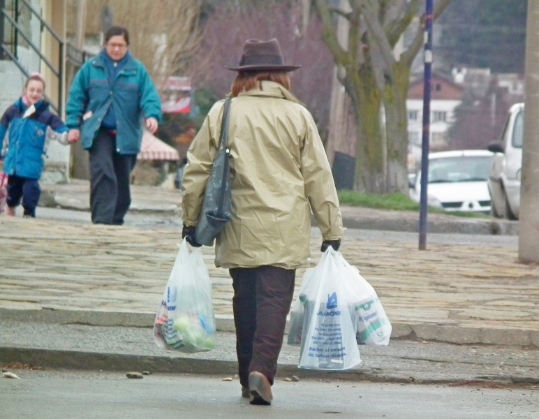 ¿Regresan las bolsas al comercio?: Senadores buscan que locales entreguen al menos una biodegradable