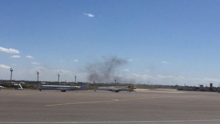 Aviones del Ejército Nacional Libio atacaron el único aeropuerto que funciona en Trípoli