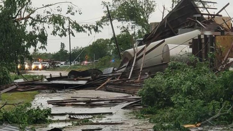 Tornados e inundaciones dejan al menos 8 muertos en el sur de EE. UU.