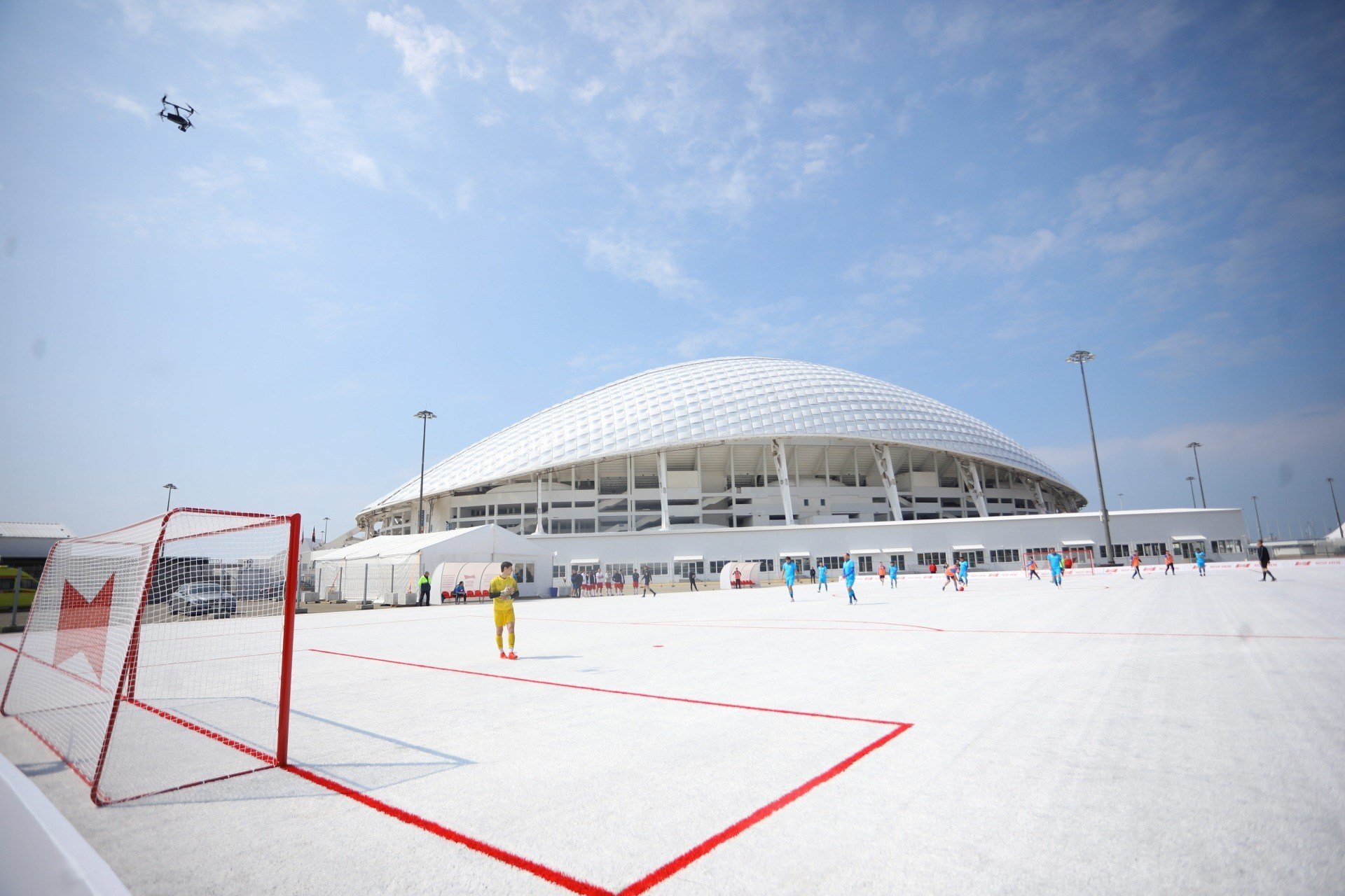 Rusia crea cancha de fútbol con 50.000 vasos de plástico reciclados