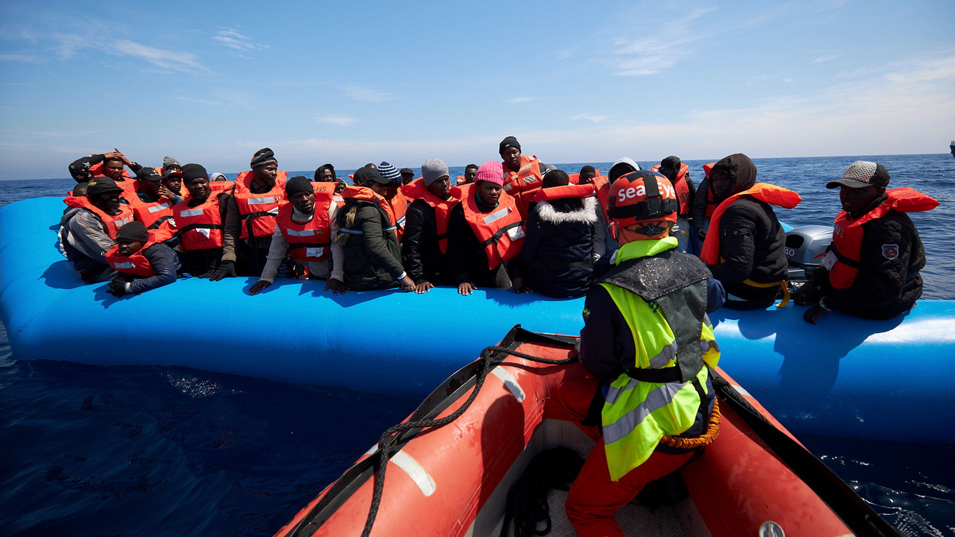 Italia niega entrada a 64 migrantes libios varados en el Mediterráneo