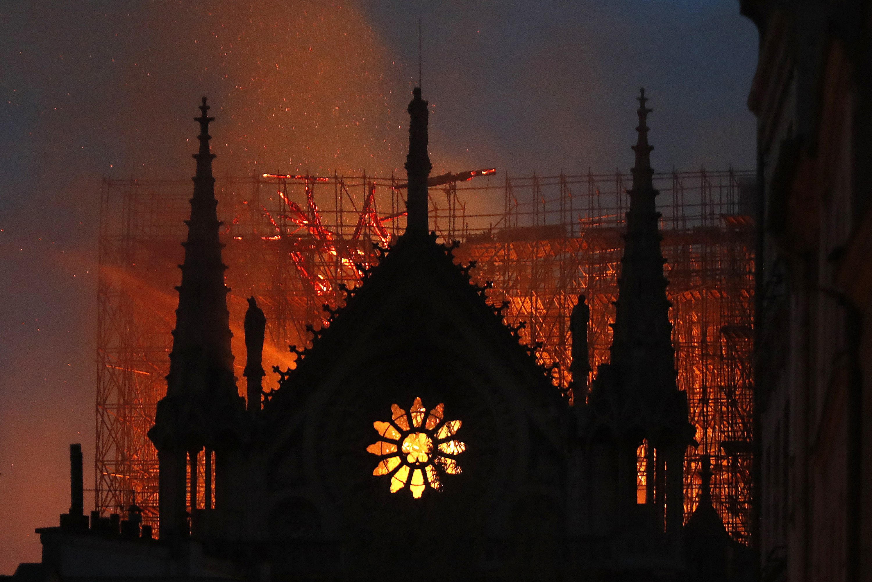 Las torres principales de Notre Dame «están a salvo» tras el incendio