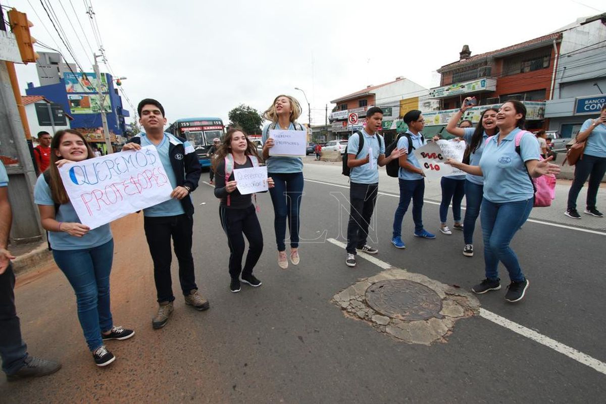 Falta de docentes en Paraguay deja a 40.000 jóvenes sin clases