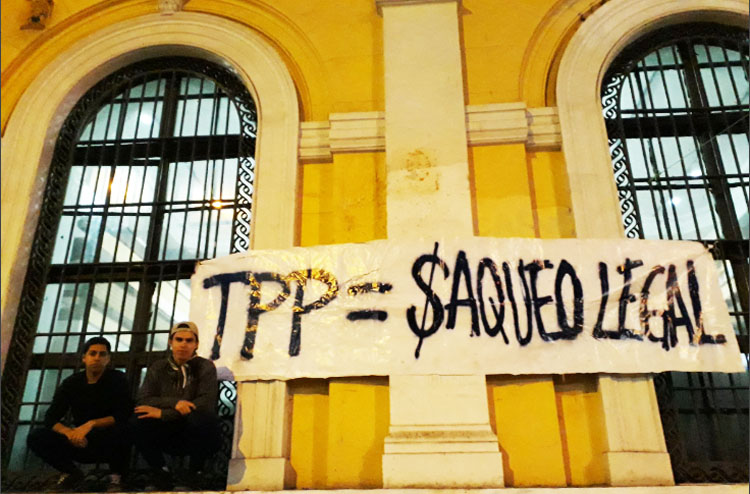 Estudiantes de Casa Central de la Universidad de Chile se manifestaron en rechazo al TPP11