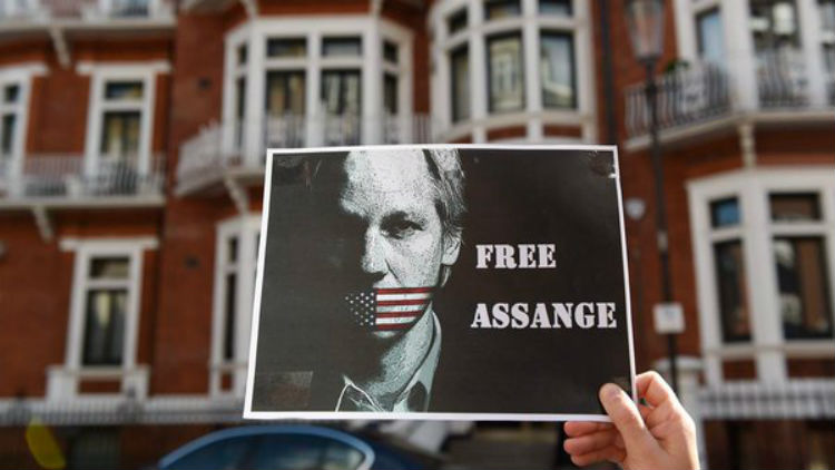 Detienen a supuesto colaborador de Assange cuando intentaba salir de Ecuador