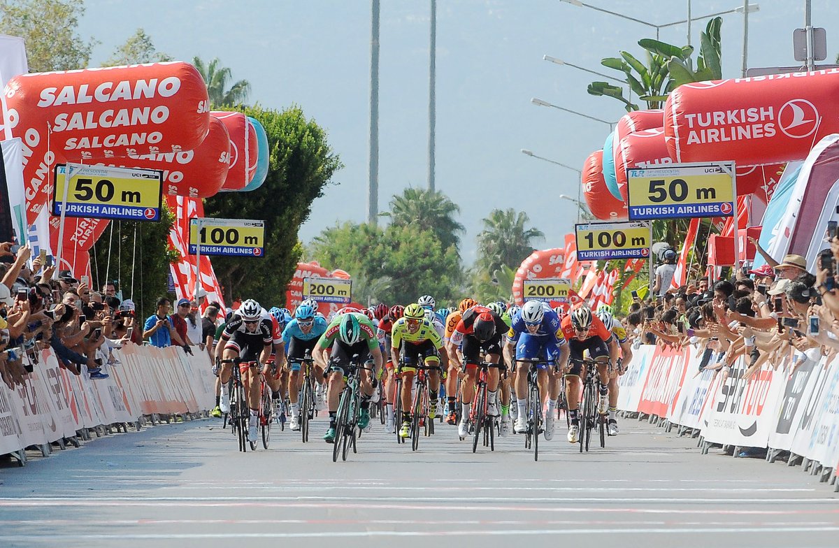 Más de 100 corredores inician Vuelta ciclística a Turquía