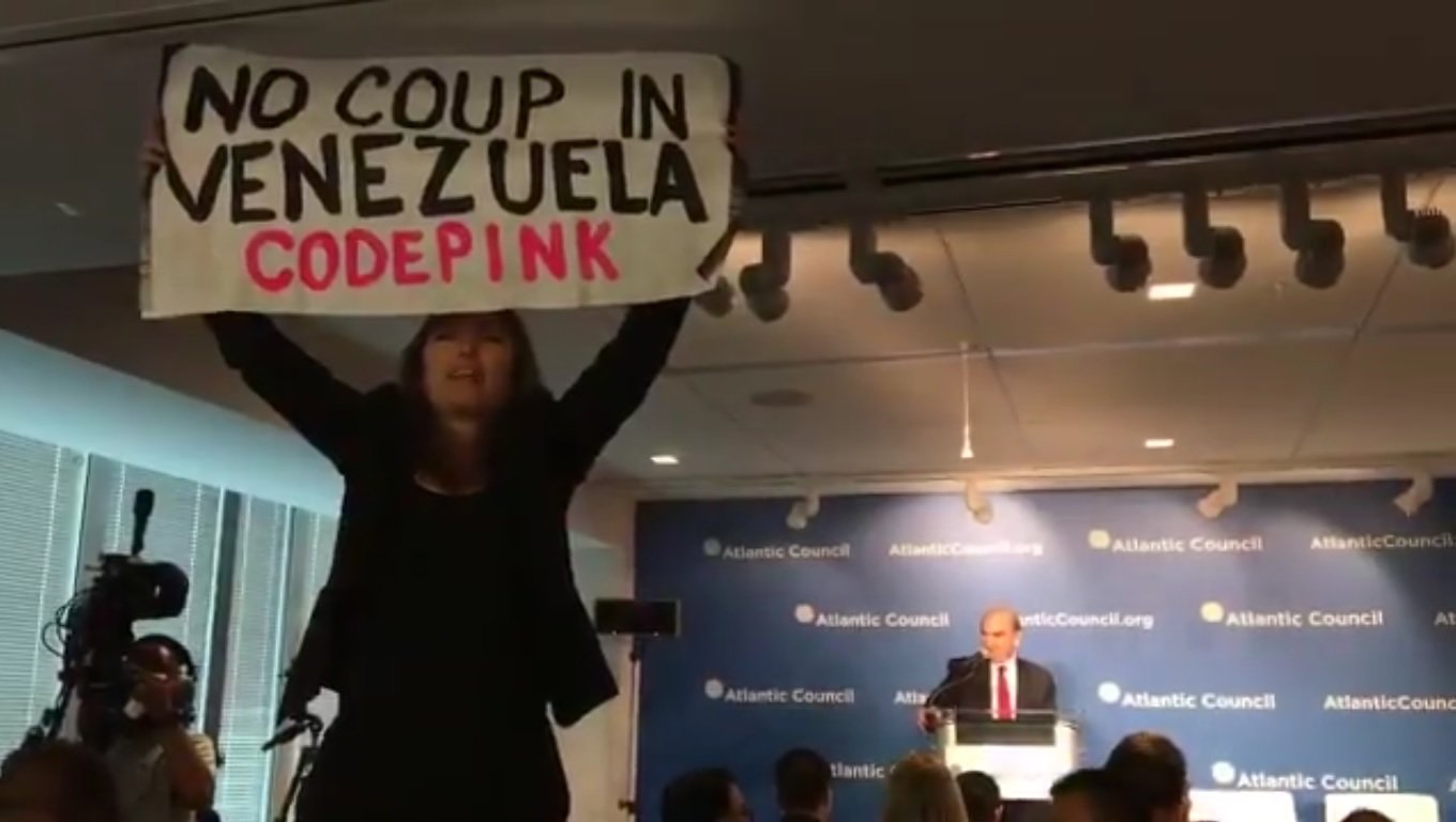 «Guaidó no fue elegido por nadie», dijo activista que interrumpió discurso de Elliott Abrams sobre Venezuela