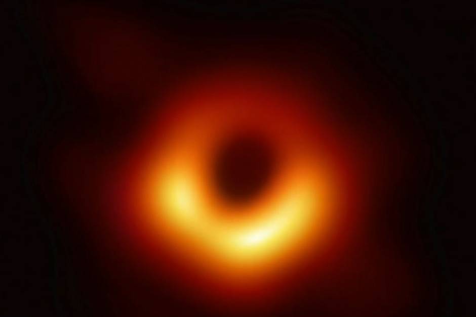 Primera fotografía de un agujero negro más grande que el Sistema Solar