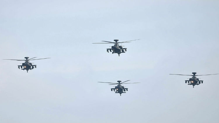 Reino Unido envía cinco helicópteros Apache a Estonia para disuadir la «muy creíble amenaza» de Rusia