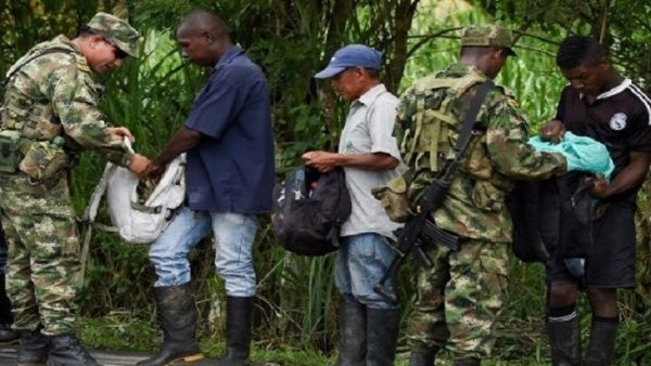 ONU: 600 indígenas y campesinos huyen de los combates en Colombia