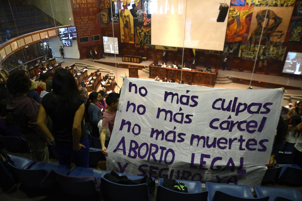 HRW solicita a Ecuador despenalizar el aborto en casos de violación