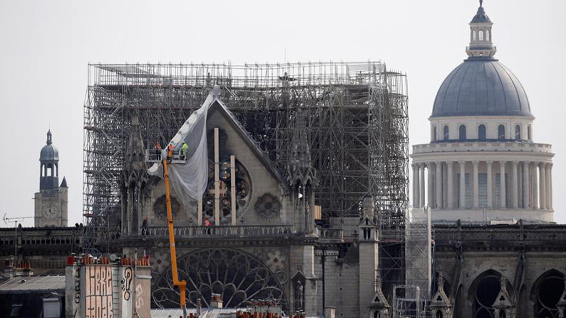Piñera ofrece a Macron madera y cobre para reconstruir Notre Dame