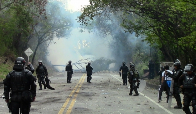 (Video) Nuevos enfrentamientos entre policías e indígenas en el Cauca
