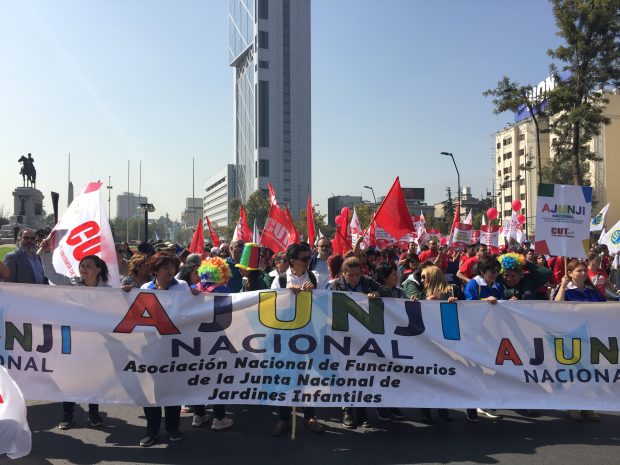 Trabajadores llaman al Gobierno de Piñera a escuchar las demandas ciudadanas