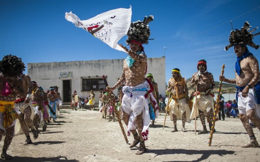 (Video) Indígenas mexicanos bailan para iniciar la Semana Santa Rarámuri