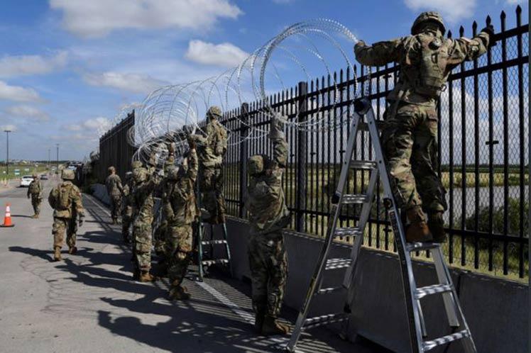 Trump anuncia que enviará «soldados armados» a la frontera con México