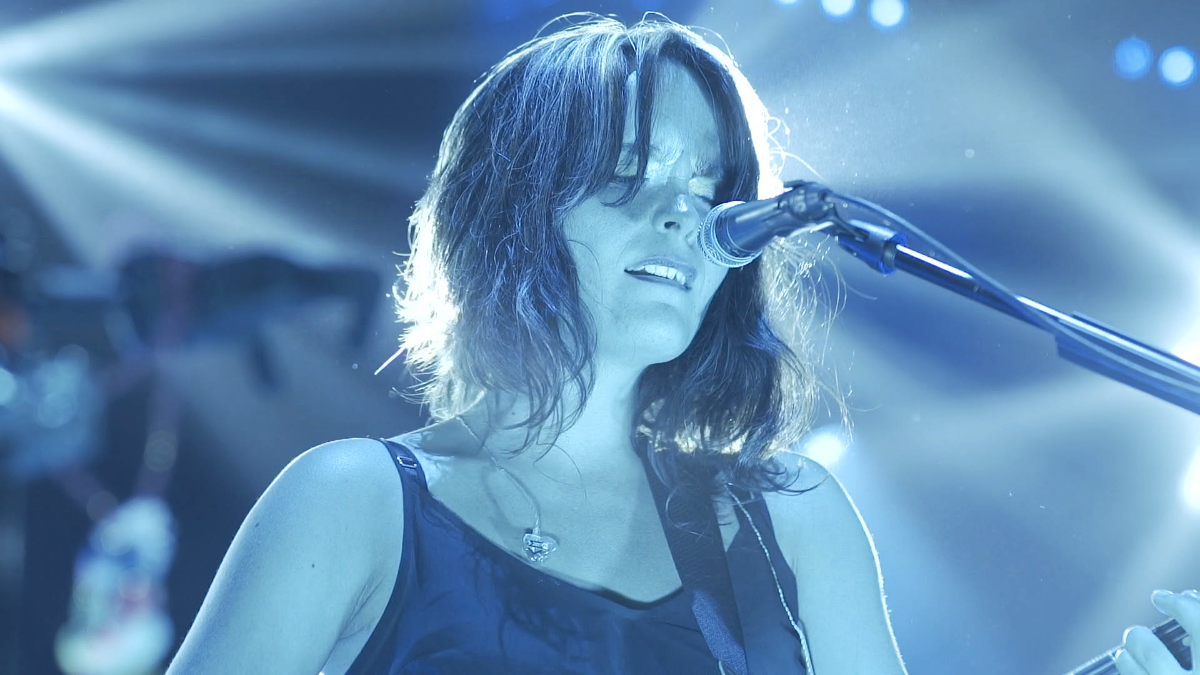 Camila Moreno estrena video de su versión en vivo de ‘Ojos Azules’
