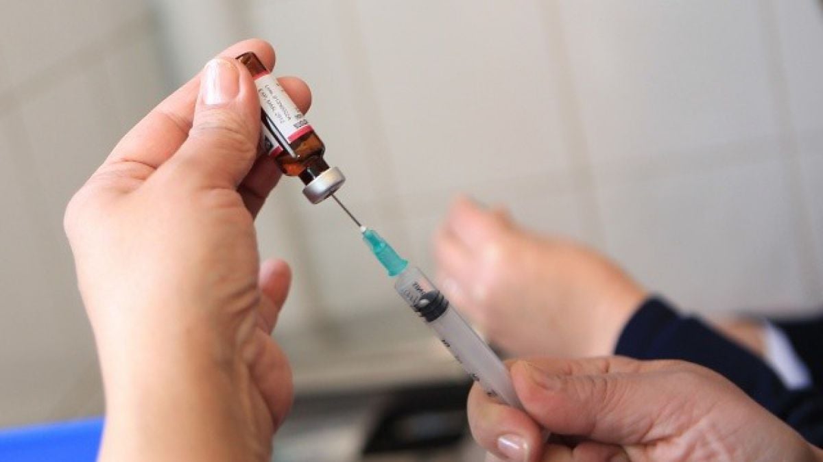 Médicos critican a pediatra que no atenderá a niños que no hayan sido vacunados