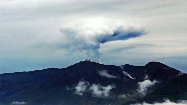 Actividad del volcán Reventador en Ecuador genera alerta naranja