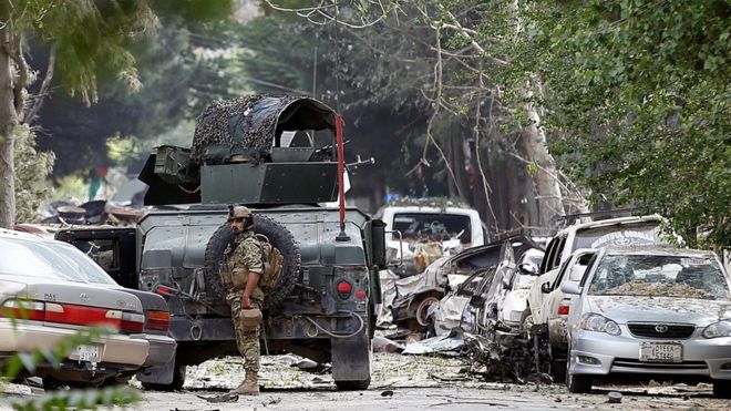 Un muerto y 9 heridos en explosión frente a agencia de asistencia en Kabul