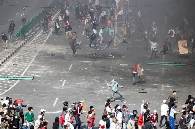 Al menos seis muertos y 200 heridos por disturbios en Indonesia tras la reelección del presidente