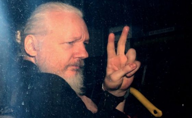 Condenan a Julian Assange a más de 11 meses de prisión por violar las condiciones de su libertad bajo fianza