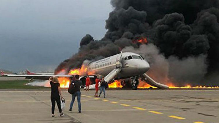 Recuperan 41 cuerpos del avión incendiado en Moscú