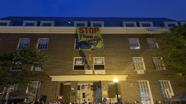 (Video, Foto) Enviado de Guaidó en Washington corta la luz en Embajada venezolana