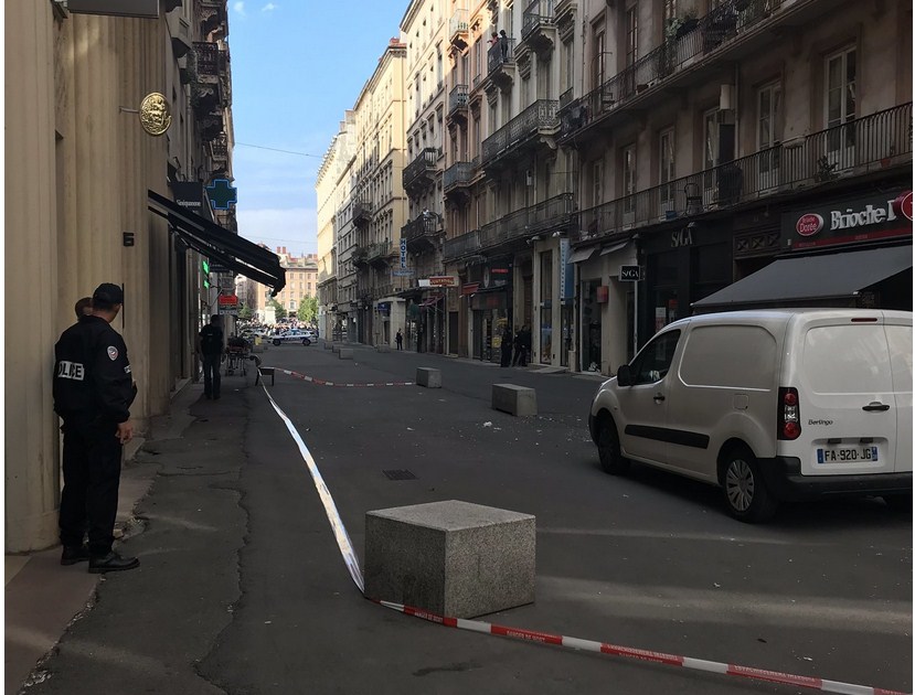 (Video) Explosión de un paquete bomba en el centro de Lyon deja al menos 8 heridos en Francia
