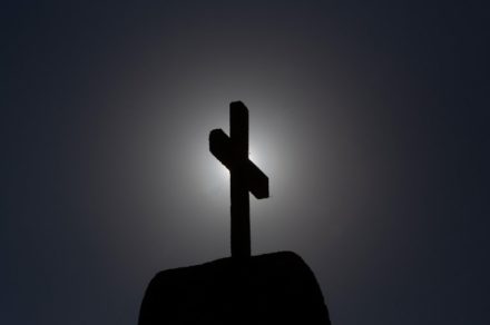 Comisión especial denuncia más de 330 mil casos de abuso contra menores en Iglesia católica de Francia
