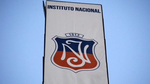Santiago: Revisión de mochilas a alumnos del Instituto Nacional llega a la Contraloría