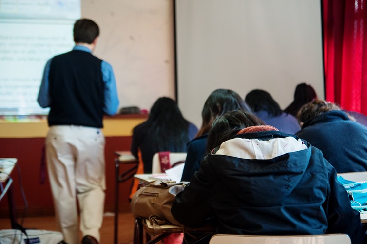 Alcalde mantendrá Historia y Ed. Física como obligatorios: «No aceptaremos que los jóvenes caminen sin memoria»