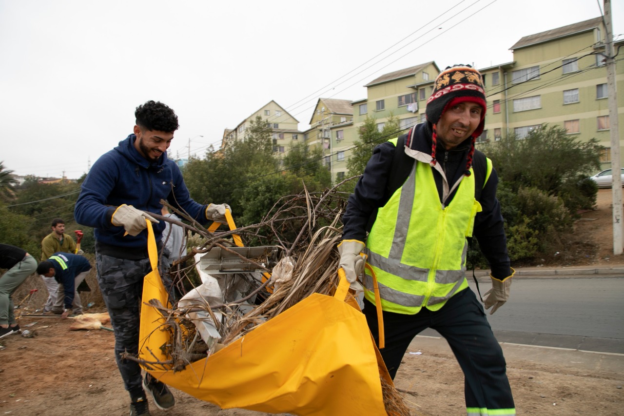 Vecinas y vecinos se organizan para limpiar zonas altas de Valparaíso