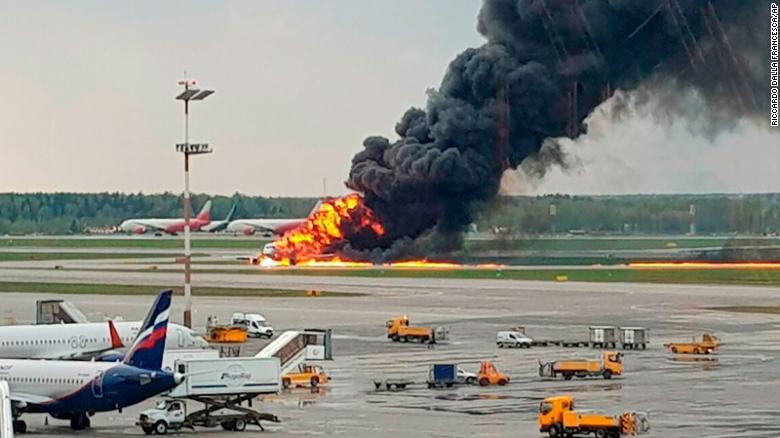 (+Videos) Tragedia en Rusia: Avión arde en llamas en la pista y mueren 13 personas