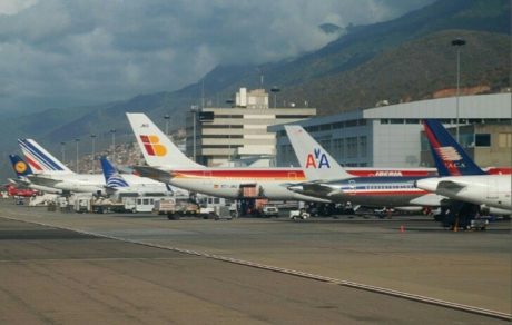 Japón prohíbe los vuelos de Boeing 777 tras incendiarse el motor de un avión en EE.UU.