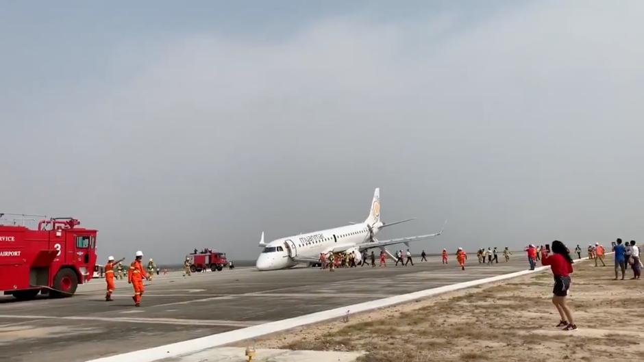 (Video) El milagroso aterrizaje de un avión sin tren delantero en Myanmar