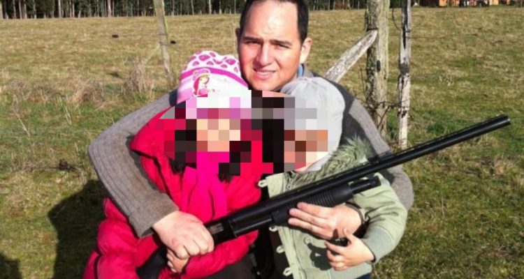 Piden renuncia de intendente de Los Ríos por fotografíar a sus hijos con armamento