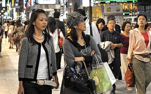 Solteras japonesas son culpadas por la baja tasa de natalidad en su país