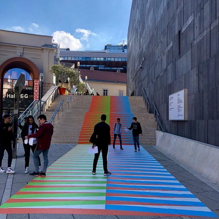 “El mago del color”: Pasarela cromática de Carlos Cruz-Diez alumbra los pies de Viena