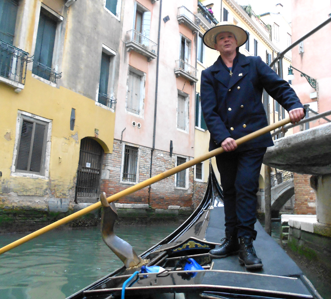 En Venecia buscan preservar la tradición de remar de pie y mirando hacia adelante