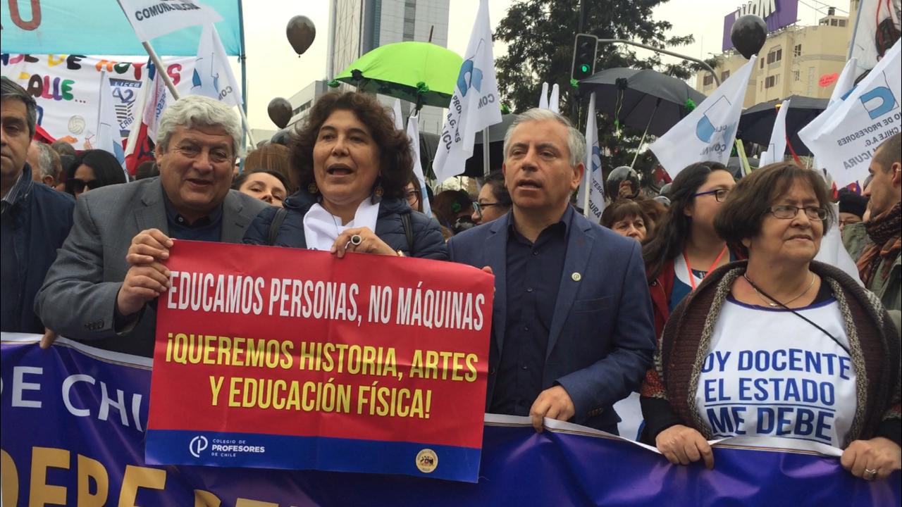 Multitudinaria marcha de profesores en Santiago: Más de 127 buses llegaron desde regiones