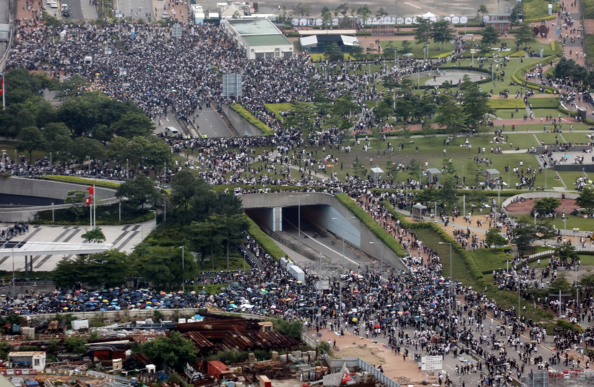 (Videos) Miles de personas protestan en Hong Kong contra el proyecto de ley de extradición