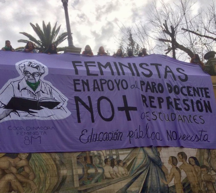 Santiago feminista: Acción relámpago en mural de Gabriela Mistral en apoyo al paro docente