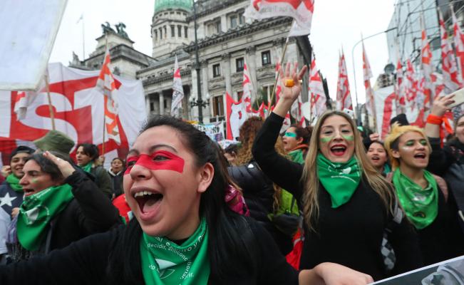 “La clandestinidad mata”: Otra muerte en Argentina por aborto prende las alarmas